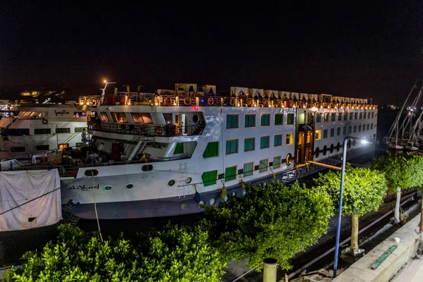Abendliche Ansicht Eines Kreuzfahrtschiffes Luxor Ägypten — Stockfoto