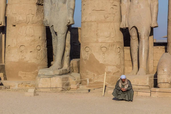 Luxor Egypt Feb 2019 Guard Great Court Ramses Luxor Temple — Stock Photo, Image