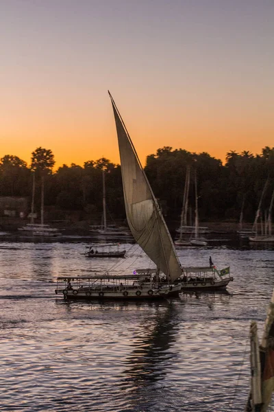 Felucca Mısır Aswan Kentindeki Nil Nehrinde Yelken Açıyor — Stok fotoğraf