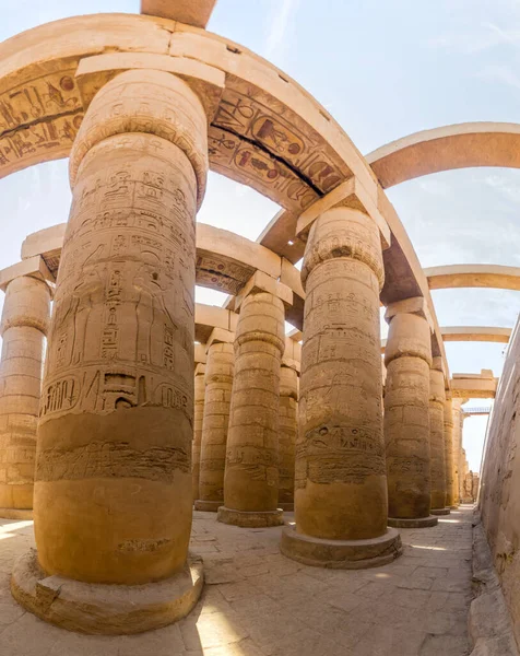 在埃及卡尔纳克的阿蒙寺围墙内的大低音柱装饰 — 图库照片