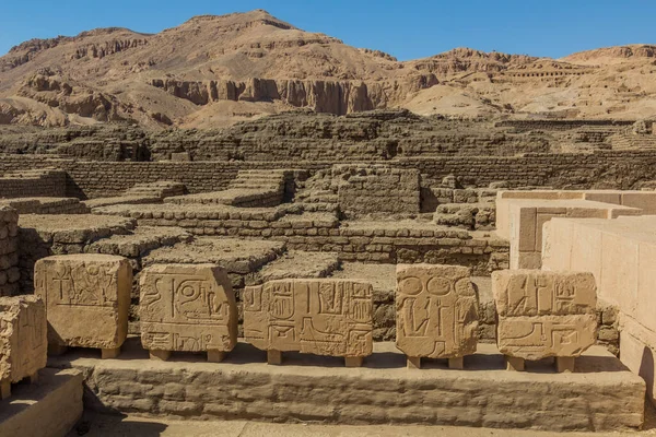 Ruinas Murales Que Rodean Ramesseum Templo Funerario Ramsés Necrópolis Teban —  Fotos de Stock