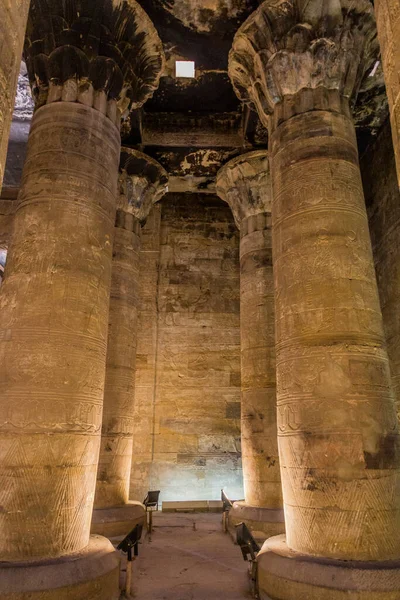 이집트 호루스 신전에 기둥들 — 스톡 사진