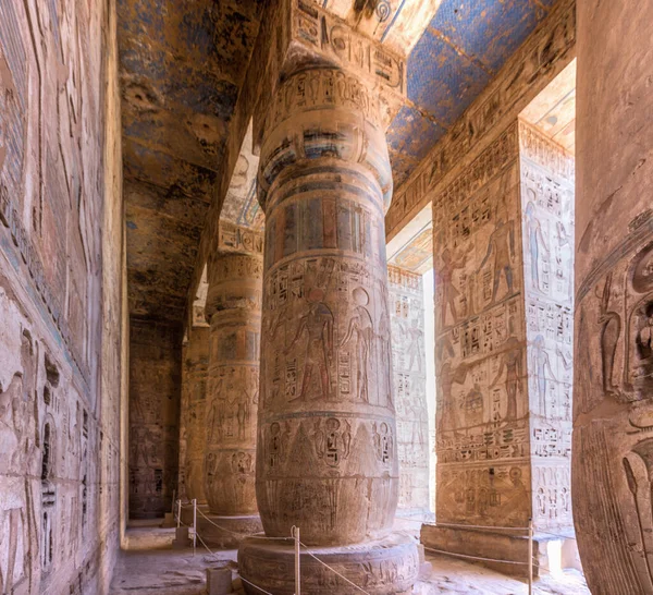 Columnas Del Medinet Habu Templo Mortuorio Ramsés Iii Necrópolis Teban —  Fotos de Stock