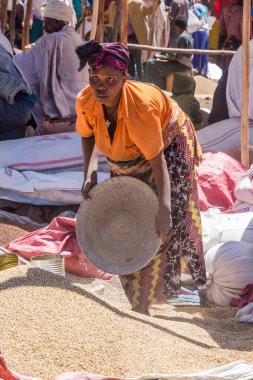 LALIBELA, ETHIOPIA - 30 Mart 2019: Etiyopya 'nın Lalibela kentindeki pazarda tahıl satan kadın