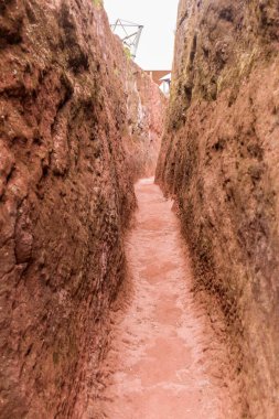 Lalibela, Etiyopya 'daki taş yontulmuş kiliseleri birbirine bağlayan dar geçit
