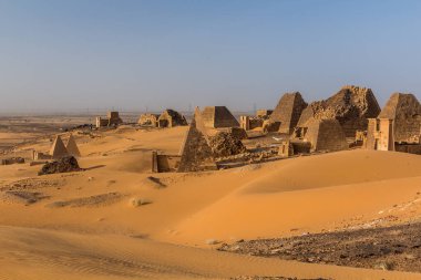 Sudan 'daki Meroe piramitlerinin görüntüsü