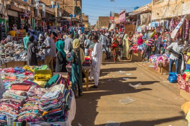 OMDURMAN, SUDAN - 8 Mart 2019: Omdurman, Sudan 'daki Souq (Pazar)' da kalabalık