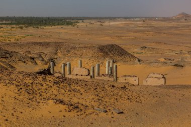 Eski Dongola 'daki Granit Sütunlar Kilisesi terk edilmiş Sudan kasabası.