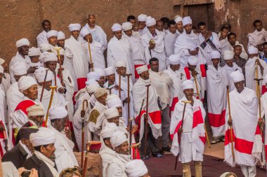 LALIBELA, ETHIOPIA - 29 Mart 2019: Bet Maryam 'in önündeki Hristiyan rahipler, Etiyopya' nın Lalibela kentindeki kaya kesimli kilise