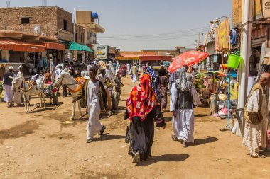 SHENDI, Sudan - 6 Mart 2019 Şendi, Sudan 'da bir sokakta insanlar