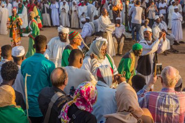 OMDURMAN, SUDAN - 8 Mart 2019: İnsanlar Sudan, Omdurman 'daki Hamed al Nil mezarlığında düzenlenen dini tören sırasında Sufi Dönen Dervişler' i izliyor