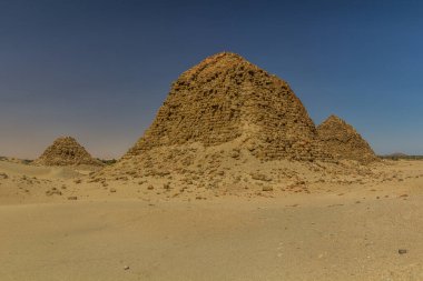 Sudan, Karima kasabası yakınlarındaki çölde Nuri 'nin harap olmuş piramitlerinin görüntüsü
