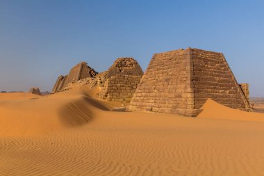 Sudan çölünde bulunan Meroe Piramitleri