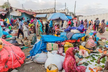 HARAR, ETHIOPIA - 7 Nisan 2019: Harar, Etiyopya 'daki Shoa Gate' deki sokak pazarı