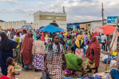 HARAR, ETHIOPIA - 8 Nisan 2019: Harar, Etiyopya 'daki Shoa Gate' deki sokak pazarı