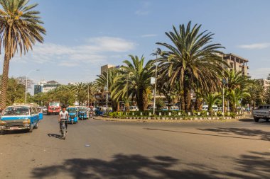 BAHIR DAR, ETHIOPIA - 1 Nisan 2019: Etiyopya 'nın Bahir Dar kentindeki Giorgis Meydanı' nda yoğun kavşak