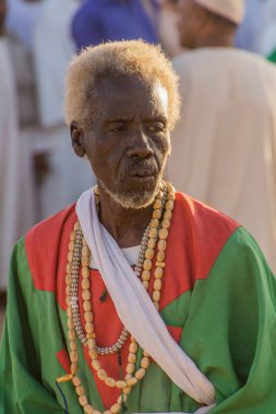 OMDURMAN, SUDAN - 8 Mart 2019: Sufi Dönen Derviş Omdurman, Sudan 'daki Hamed al Nil mezarlığında düzenlenen dini tören sırasında