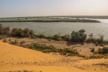Eski Dongola yakınlarındaki Nil nehri manzarası terk edilmiş bir kasaba, Sudan.