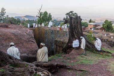 LALIBELA, ETHIOPIA - 31 Mart 2019: Bet Medhane Alem 'deki Pazar ayini sırasında bir grup dindar, Etiyopya, Lalibela' daki kaya yontulmuş kilise