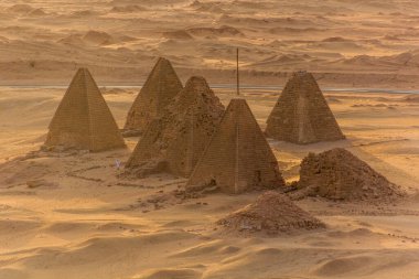 Sudan, Karima kasabası yakınlarındaki Barkal piramitlerinin hava görüntüsü.