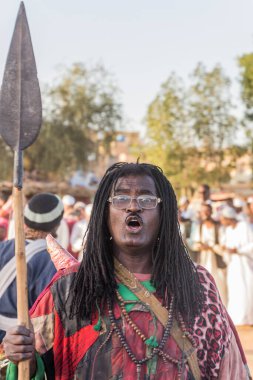 OMDURMAN, SUDAN - 8 Mart 2019: Sufi Dönen Derviş Omdurman, Sudan 'daki Hamed al Nil mezarlığında düzenlenen dini tören sırasında