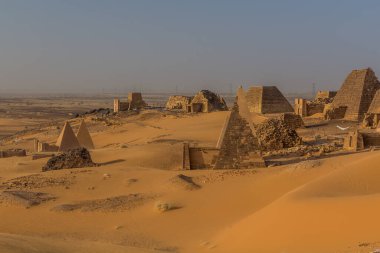 Sudan 'daki Meroe piramitlerinin görüntüsü