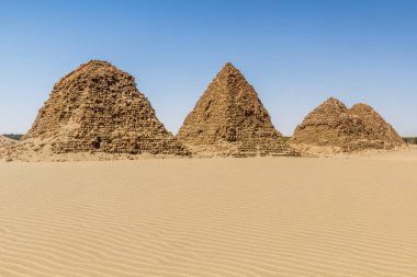 Sudan, Karima kasabası yakınlarındaki çölde Nuri 'nin harap olmuş piramitlerinin görüntüsü