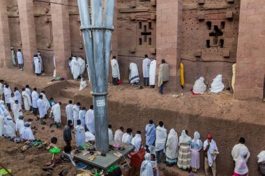 LALIBELA, ETHIOPIA - 31 Mart 2019: Bet Medhane Alem 'deki Pazar ayini sırasında ibadet grubu, Etiyopya, Lalibela' daki kaya yontulmuş kilise