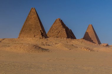 Sudan, Karima kasabası yakınlarındaki çölde Barkal piramitleri