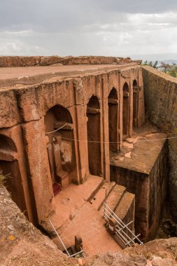 Bahse girerim Gabriel-Rufael (Cebrail ve Raphael 'in evi) Lalibela, Etiyopya' da taş yontulmuş bir kilise.