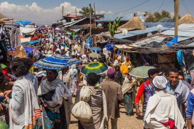 LALIBELA, ETHIOPIA - 30 Mart 2019: Lalibela, Etiyopya 'daki Cumartesi pazarında kalabalık