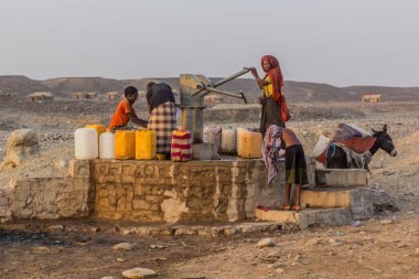 DANAKİL, ETHIOPIA - 25 Mart 2019: Hamed Ela 'da su pompası, Danakil depresyonu, Etiyopya' da Afar kabilesi yerleşimi.