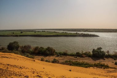 Eski Dongola yakınlarındaki Nil nehri manzarası terk edilmiş bir kasaba, Sudan.