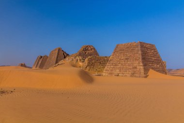 Sudan çölünde bulunan Meroe Piramitleri