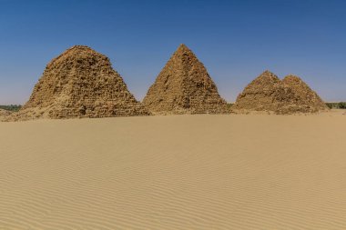 Sudan, Karima kasabası yakınlarındaki çölde Nuri 'nin harap olmuş piramitlerinin görüntüsü