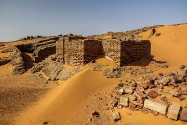 Eski Dongola harabeleri Sudan 'da terk edilmiş bir kasaba.