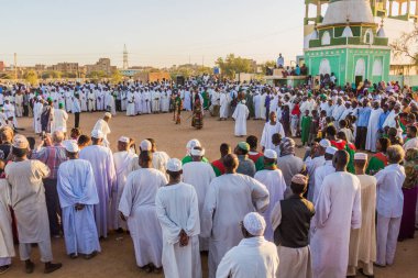 OMDURMAN, SUDAN - 8 Mart 2019: İnsanlar Sudan, Omdurman 'daki Hamed al Nil mezarlığında düzenlenen dini tören sırasında Sufi Dönen Dervişler' i izliyor