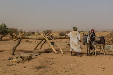 Nehir Nil Eyaleti, Sudan - 5 Mart 2019 Sudan 'ın kuru bir bölgesindeki kuyu manzarası.
