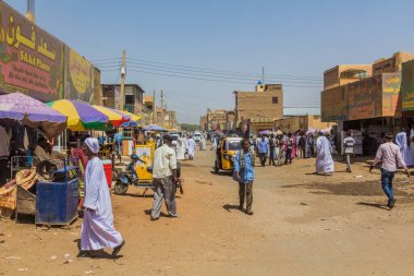 ATBARA, Sudan - 4 Mart 2019: Atbara, Sudan 'da bir caddenin görüntüsü
