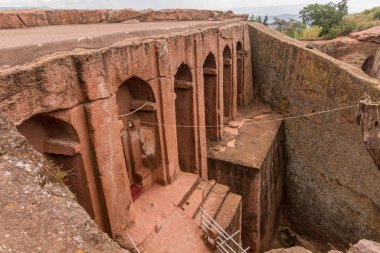 Bahse girerim Gabriel-Rufael (Cebrail ve Raphael 'in evi) Lalibela, Etiyopya' da taş yontulmuş bir kilise.