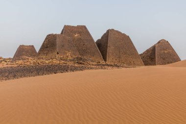 Sudan 'daki Meroe piramitlerinin görüntüsü