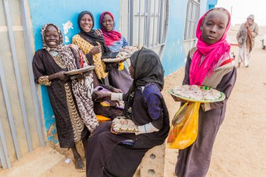 ABRI, SUDAN - 27 Şubat 2019: Abri, Sudan yakınlarındaki bir benzin istasyonunda genç fıstık satıcıları