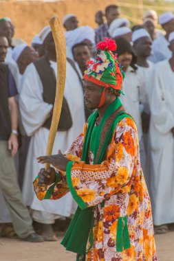 OMDURMAN, SUDAN - 8 Mart 2019: Sufi Dönen Derviş Omdurman, Sudan 'daki Hamed al Nil mezarlığında düzenlenen dini tören sırasında