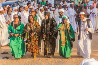 OMDURMAN, SUDAN - 8 Mart 2019: Sufi Dönen Dervişleri Omdurman, Sudan 'daki Hamed al Nil mezarlığında düzenlenen geleneksel Cuma dini ayini sırasında