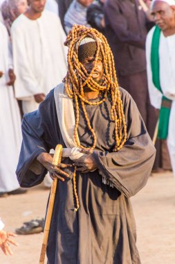 OMDURMAN, SUDAN - 8 Mart 2019: Sufi Dönen Derviş Cuma günü Omdurman, Sudan 'daki Hamed al Nil mezarlığında düzenlenen geleneksel dini tören sırasında