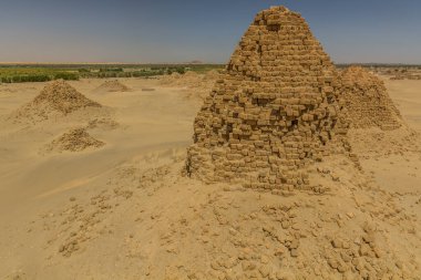 Sudan, Karima kasabası yakınlarındaki çölde Nuri Piramitlerinin manzarası