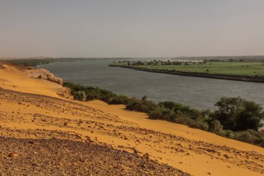 Eski Dongola yakınlarındaki Nil nehri manzarası terk edilmiş bir kasaba, Sudan.