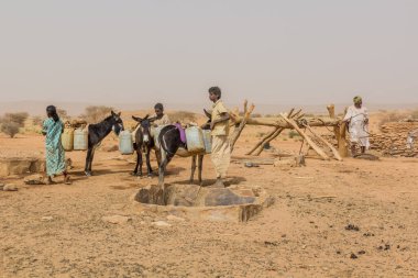 Nehir Nil Eyaleti, Sudan - 5 Mart 2019: Sudan 'ın kuru bir bölgesindeki bir kuyuda köylüler.