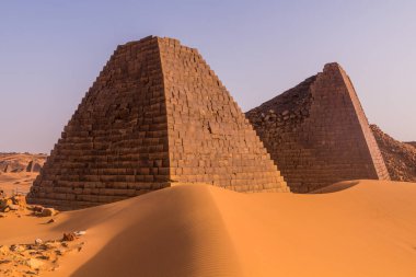 Sahra Çölü, Sudan 'daki Meroe piramitleri