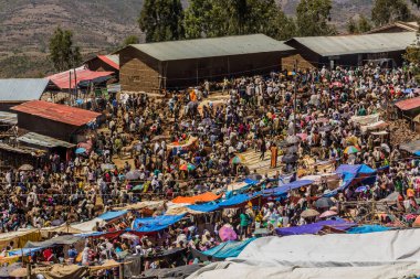 LALIBELA, ETHIOPIA - 30 Mart 2019: Lalibela, Etiyopya 'daki Cumartesi pazarında kalabalık
